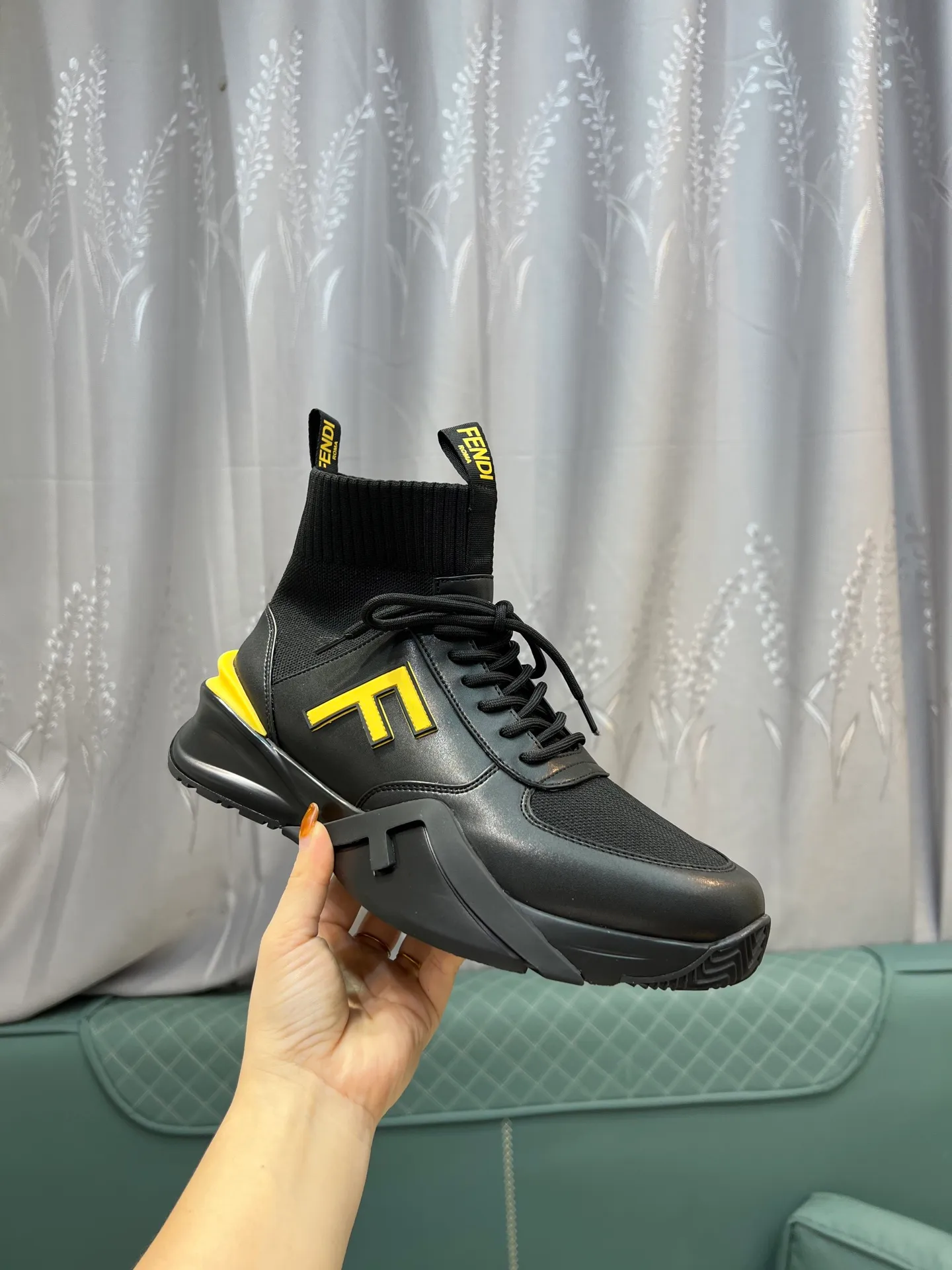 Men's shoes 💰580 FENDI men's fashion casual shoes 👟Hot sale🔥Official website 1:1 replica ⬆️Original quality - Original leather - Original breathable mesh lining Original outsole 1:1 replica, code number 38-44 (45-46 customized)